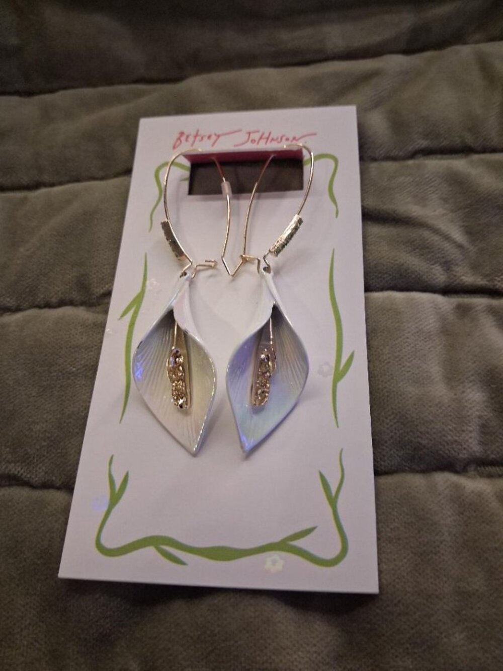 Betsey Johnson Iridescent white flower dangle drop earring gold center